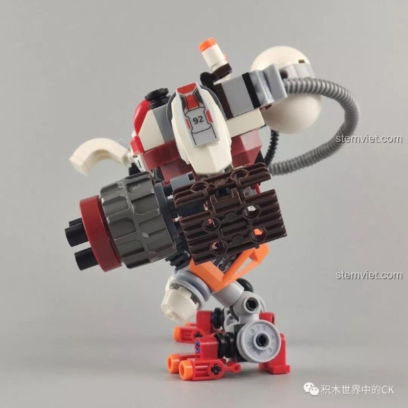 Mô hình Robot Chiến Đấu Kẻ Cướp Bóc Winner 5100 từ phía trước, thể hiện thiết kế bất đối xứng mạnh mẽ.