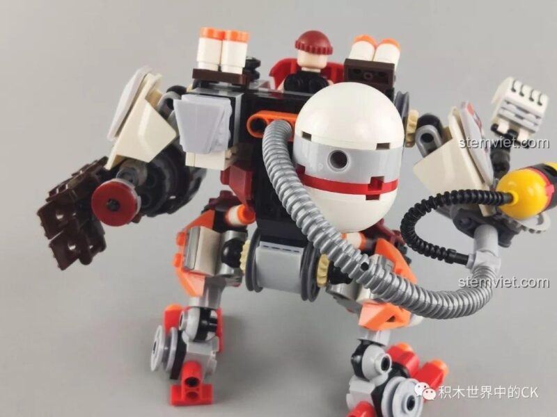 Minifigure đứng trong buồng lái của mô hình Robot Chiến Đấu Kẻ Cướp Bóc Winner 5100, lộ rõ đầu.
