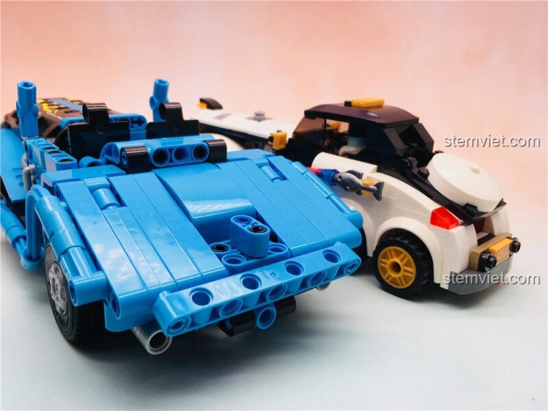 So sánh mặt sau bộ lắp ráp Xe Cổ Điển Volkswagen Beetle Winner 7090 với xe khác, đồ chơi mô hình Xe Mui Trần Cổ Điển, thể hiện sự khác biệt về thiết kế, cho bé trai 6 tuổi