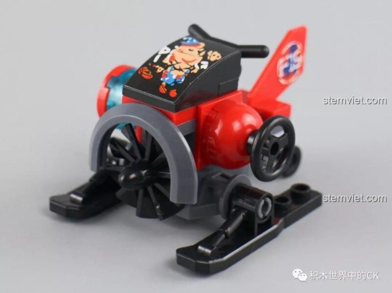 Cận cảnh hai chú chó robot màu trắng trong bộ lắp ráp Rồng Quỷ Cơ Khí Hai Đầu 8056, người bạn đồng hành của các chiến binh.
