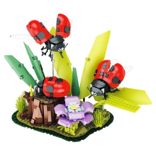 Bộ lắp ghép mô hình Bọ Rùa Xbert 66108 với 741 mảnh, mô tả cảnh gia đình bọ rùa trên cành lá và hoa, đồ chơi sáng tạo cho bé gái 8 tuổi.