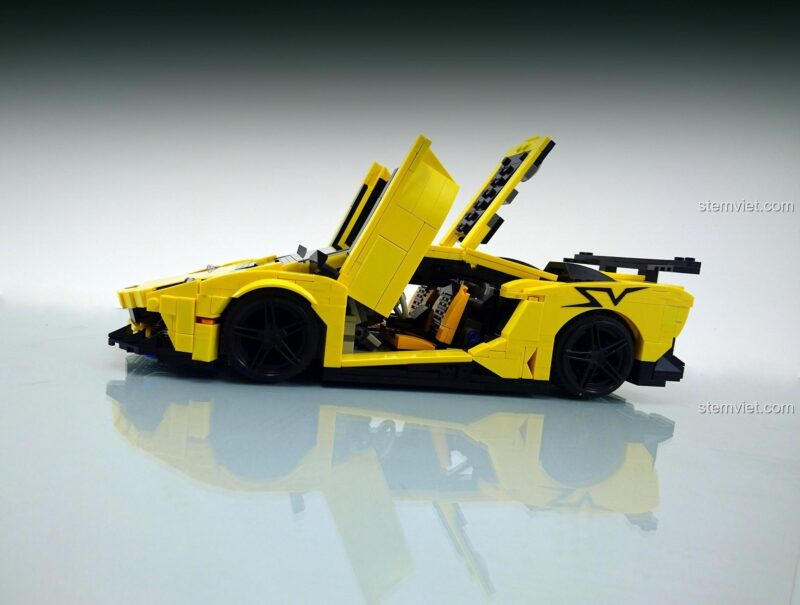 Góc nhìn bên hông của Siêu xe Lamborghini Aventador Xingbao khi mở cửa, thể hiện cơ chế cửa cắt kéo độc đáo.