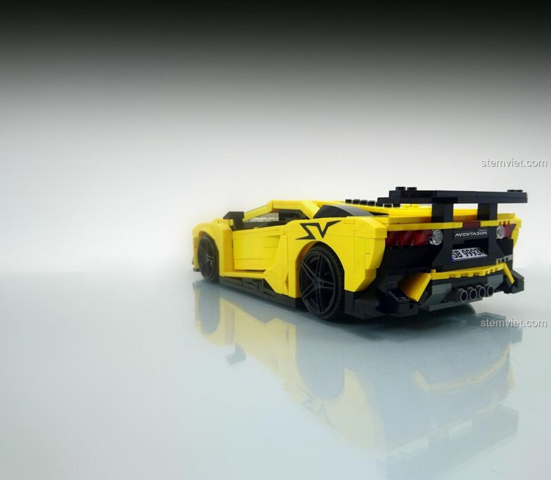 Ảnh review thực tế đồ chơi xếp hình XB-03008, mô hình Lamborghini Tia Chớp Vàng nhìn từ phía sau, khoe cánh gió và cụm ống xả.