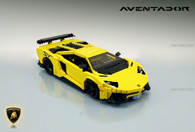 Mô hình Lamborghini Aventador XB-03008 của Xingbao trên nền trắng, một bộ đồ chơi chất lượng cao, quà tặng sinh nhật cho con trai.