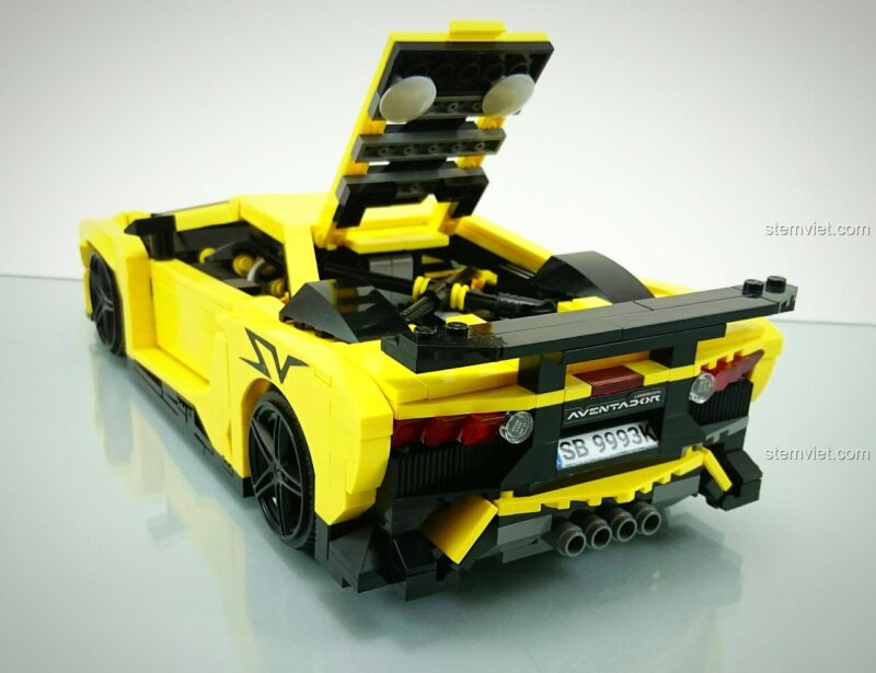 Nắp khoang động cơ phía sau của mô hình Xingbao 3008 Siêu xe Lamborghini Aventador có thể mở ra, khám phá chi tiết bên trong.