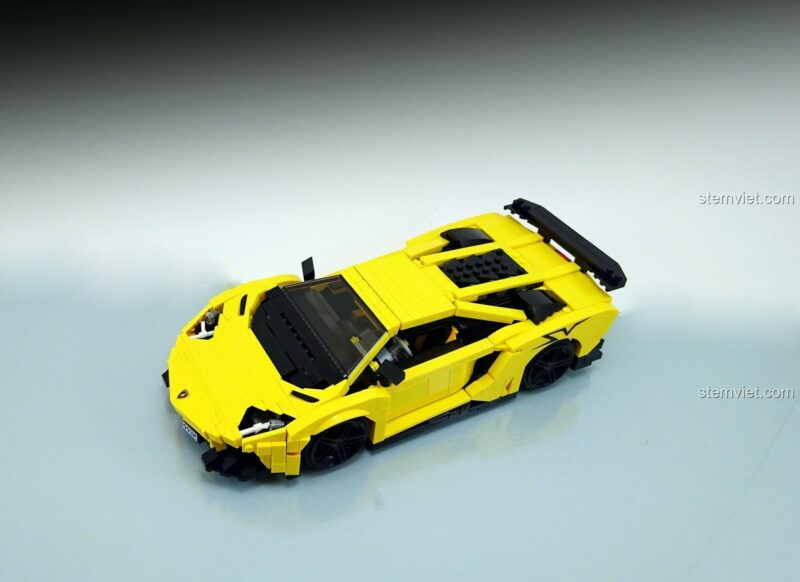 Góc nhìn từ trên cao của bộ đồ chơi Lamborghini Tia Chớp Vàng, thể hiện hình dáng khí động học của xe.
