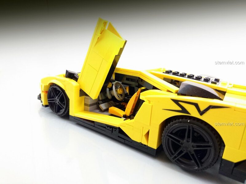 Chi tiết nội thất bên trong của bộ lắp ghép Lamborghini Tia Chớp Vàng XB 03008, bao gồm vô lăng và ghế ngồi.