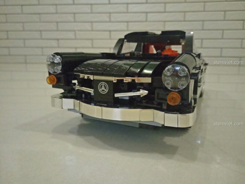 Mô hình Xe Cổ Mercedes Benz 300SL Xingbao XB-03010 đã hoàn thiện với cửa cánh chim mở rộng.