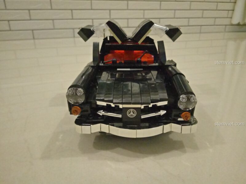 Góc nhìn ngang của mô hình xe Mercedes 300SL Gullwing, thể hiện sự sang trọng và cổ điển.
