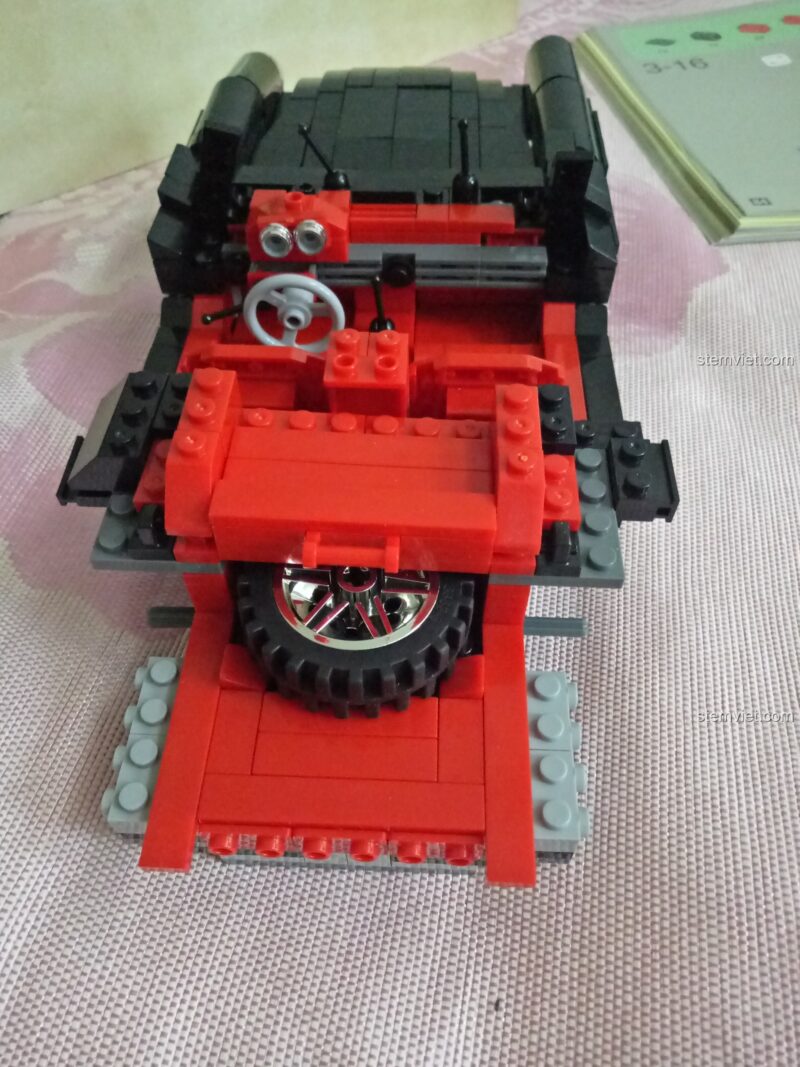 Chiếc lốp dự phòng được đặt ở cốp sau của mô hình xe Xingbao XB-03010.