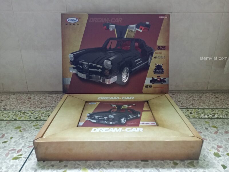 Mở hộp bộ đồ chơi mô hình Xingbao XB-03010, bên trong là hộp con và các túi chi tiết.