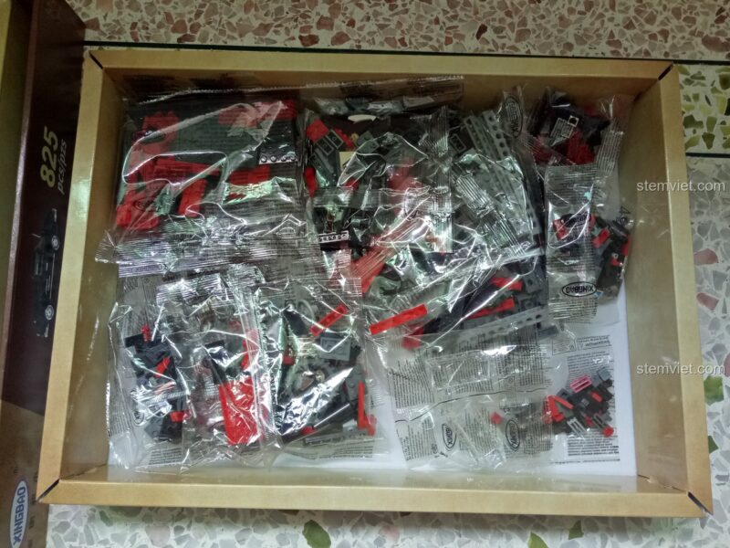 Các túi mảnh ghép được niêm phong cẩn thận bên trong hộp đồ chơi lắp ghép Xingbao XB-03010.