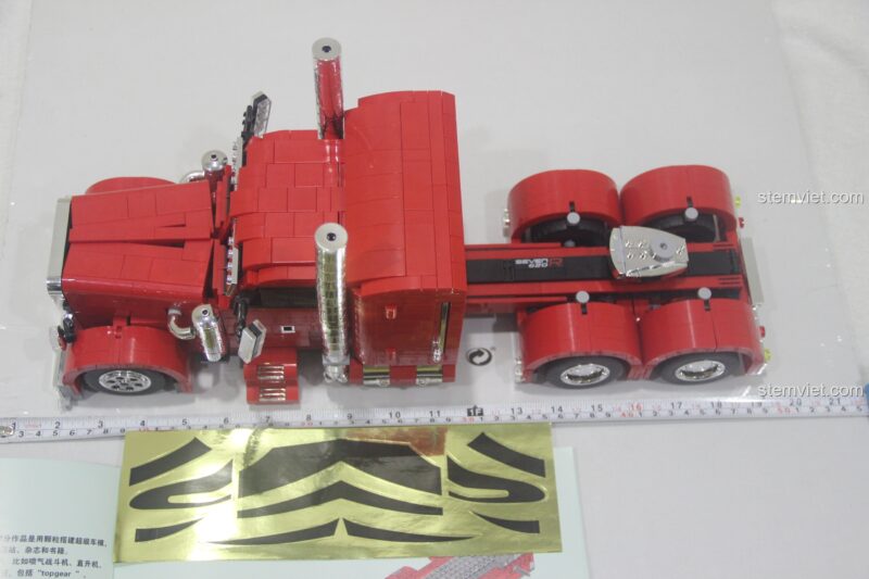 Kích thước thực tế của bộ xếp hình Xe Tải Hạng Nặng Peterbilt 379, dài khoảng 44cm.