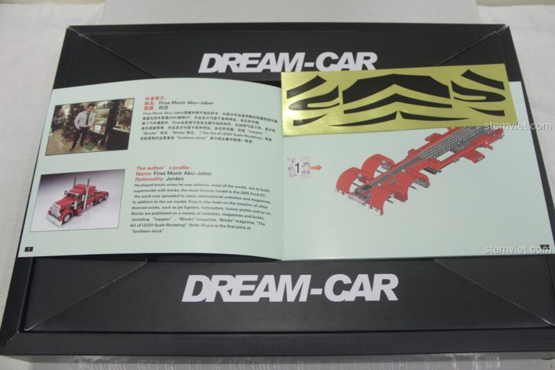 Bên trong hộp đồ chơi lắp ghép Nguyên mẫu Optimus Prime XB-03012 là sách hướng dẫn và decal.