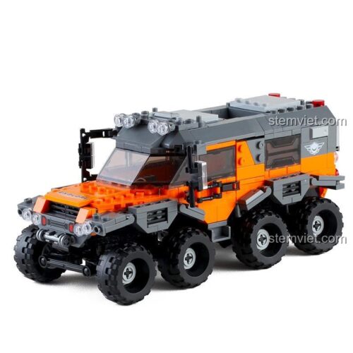 Mô hình đồ chơi lắp ráp xe địa hình 8 bánh Xingbao XB-03027 Siberian Conqueror bên cạnh một nhân vật Minion để so sánh kích thước, phù hợp cho bé trai 6 tuổi.