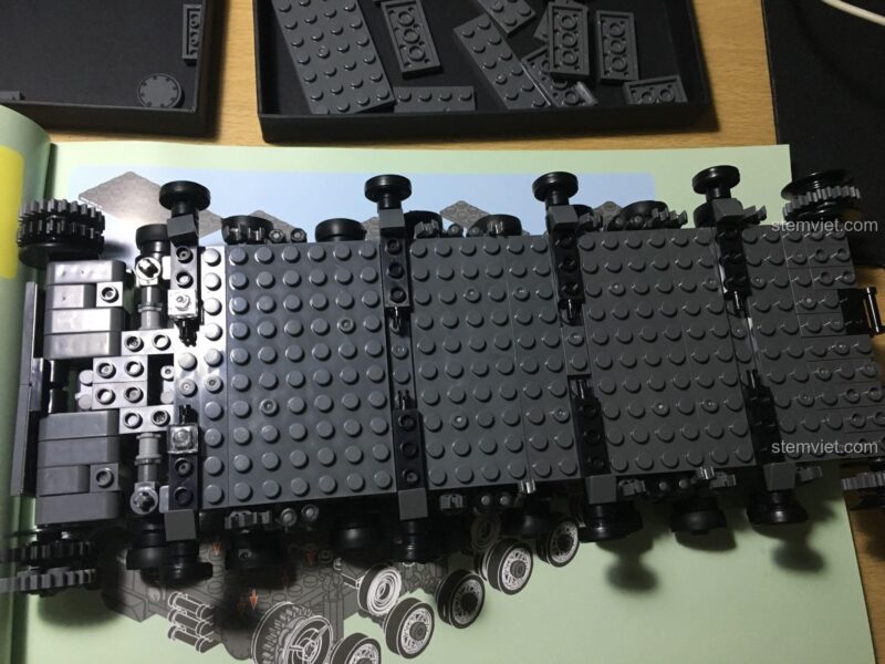 Mặt dưới của mô hình xe tăng T-92 XINGBAO, cho thấy sự chắc chắn của kết cấu.