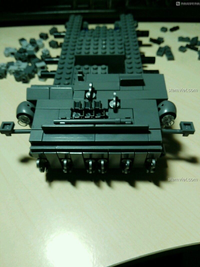 Chi tiết mặt bên của mô hình xe tên lửa, cho thấy độ phức tạp của thiết kế.