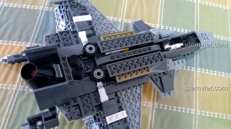 Phần đuôi của mô hình F-35 Xingbao với động cơ vector có thể điều chỉnh và cánh đuôi đứng, thể hiện tính năng độc đáo của sản phẩm.