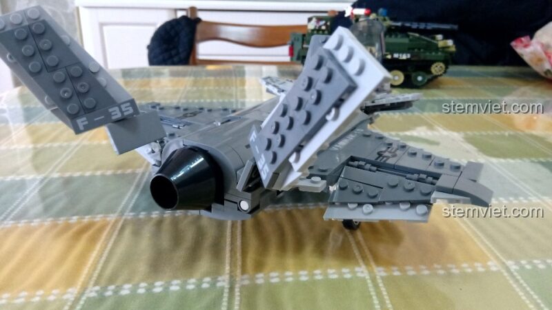 Góc chụp thấp của mô hình F-35, cho thấy rõ bộ bánh đáp đã được hạ xuống, sẵn sàng cho việc hạ cánh.