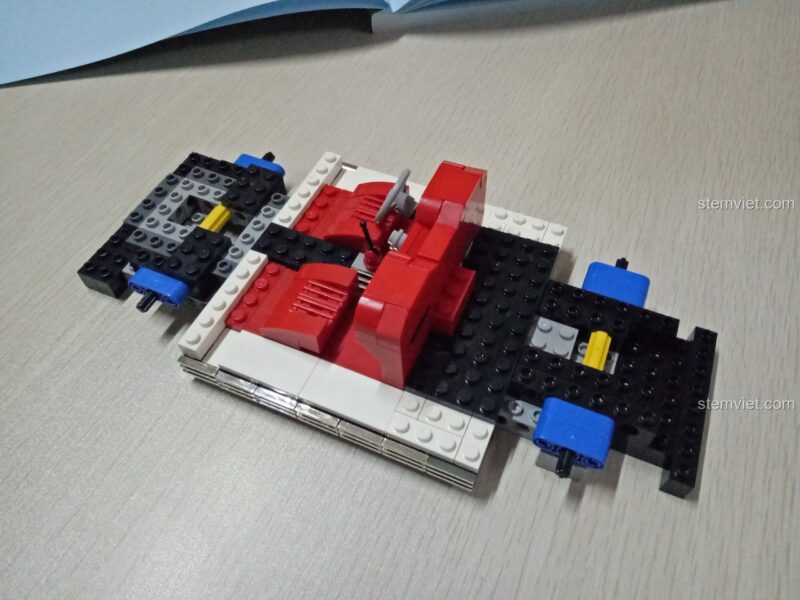 Các túi chi tiết để lắp ráp phần thân và nội thất xe hơi cổ điển của bộ lắp ghép XB-08003.