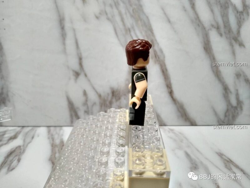 Ảnh chụp bên hông của Minifigure Hawkeye Ronin XINH, thể hiện chi tiết in trên cánh tay và thân.