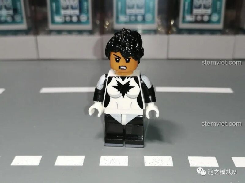 Cận cảnh minifigure Witch trong bộ đồ chơi XINH X0306 Minifigures WandaVision, thể hiện sức mạnh phép thuật, đồ chơi lắp ghép giá tốt.