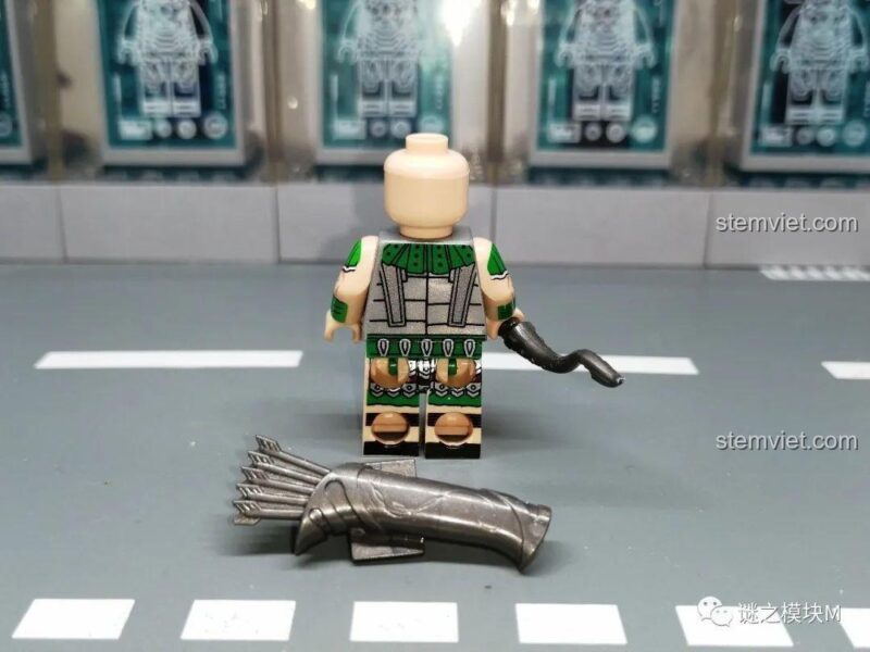 Mặt sau của minifigure Cung thủ La Mã.