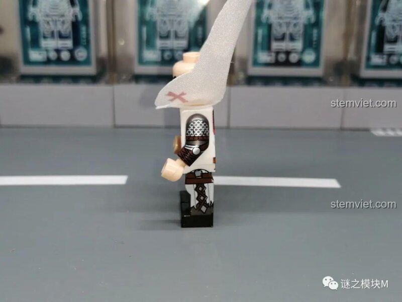 Chi tiết in tay trái của minifigure Hiệp sĩ Dòng Đền thứ hai.