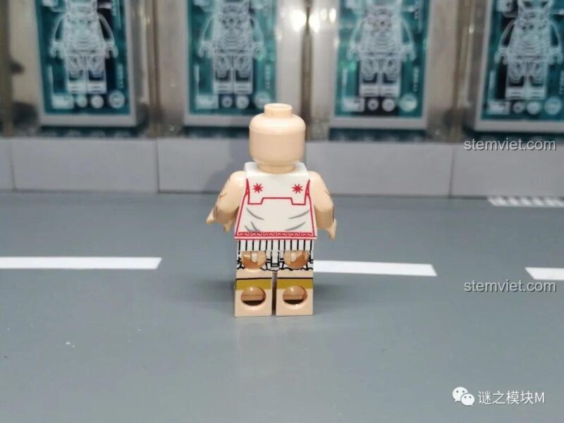 Mặt sau của minifigure Lính bộ binh nặng Hy Lạp.