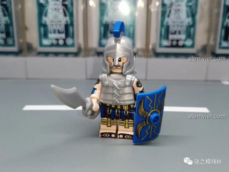 Minifigure Lính La Mã từ bộ XINH X0316, với giáp và khiên xanh.