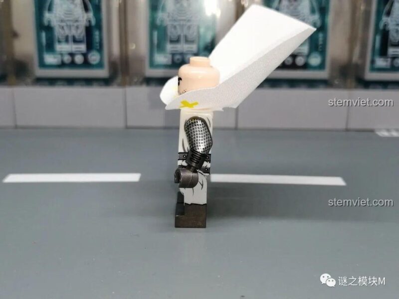 Ảnh review chi tiết minifigure Hiệp sĩ Cứu tế XINH XH1735 với giáp và khiên.