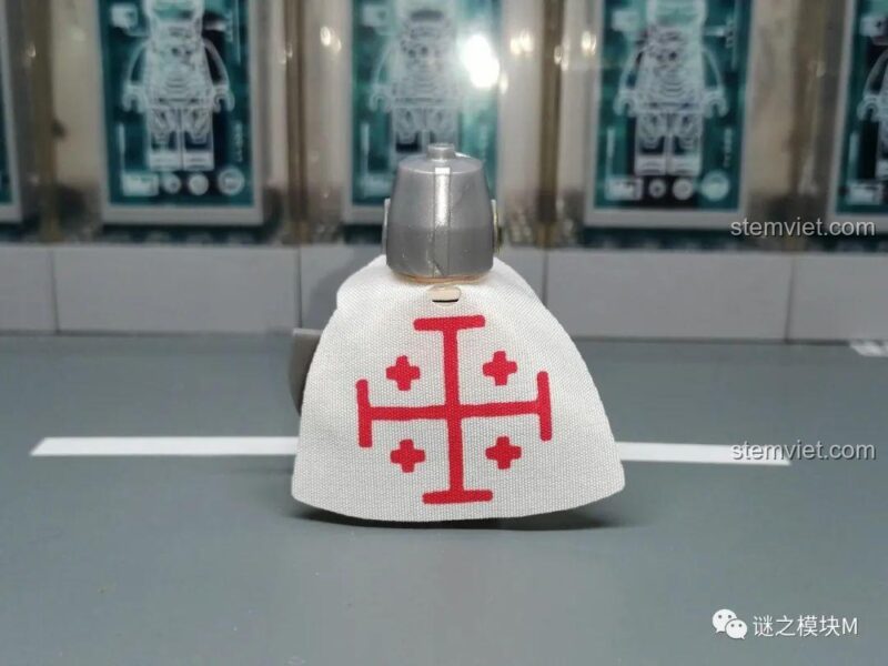 Ảnh review chi tiết minifigure Hiệp sĩ Mộ Thánh XINH XH1736 với áo choàng và khiên in sắc nét.