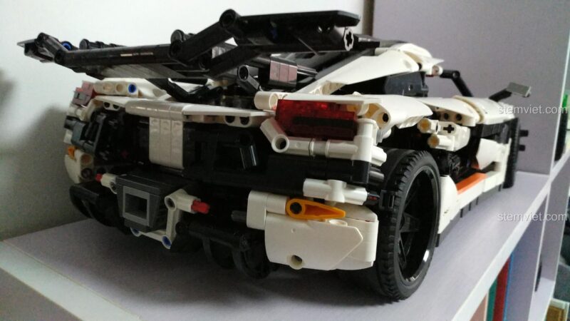 Ảnh chụp phía sau của đồ chơi mô hình YILE 915A Koenigsegg One:1, khoe cánh gió lớn và cụm đèn hậu chi tiết. Một lựa chọn giá tốt cho người đam mê siêu xe.