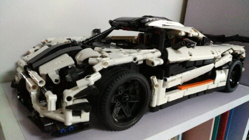Ảnh chụp cận cảnh mô hình YILE 915A Siêu xe Koenigsegg One:1 màu trắng đen từ góc nhìn chéo phía trước, một bộ lắp ghép Technic phức tạp dành cho con trai trên 16 tuổi.
