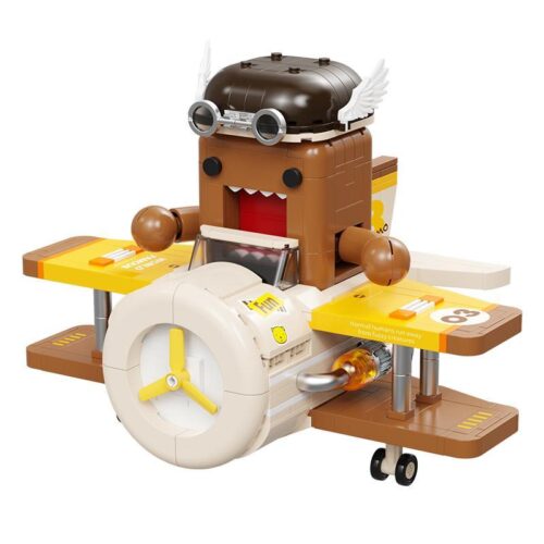 Ảnh chụp chính diện bộ lắp ráp Máy bay hai tầng cánh Domo-kun AREA-X AB-003, mô hình nhân vật Domo-kun đang ngồi trong buồng lái, đội mũ phi công.