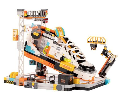 Ảnh chụp chính diện bộ lắp ráp Giày Sneaker AREA-X AX0030, một mô hình độc đáo với phong cách cyberpunk, phù hợp cho người chơi trên 6 tuổi.