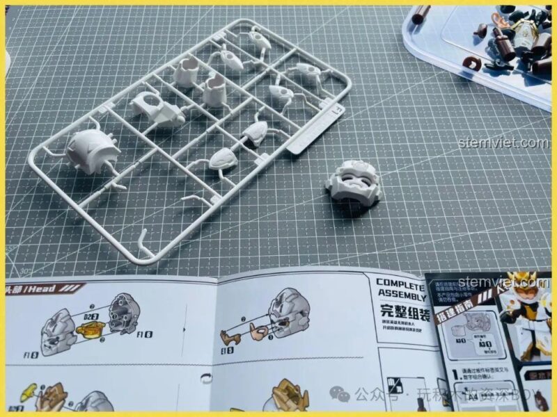 Các mảnh ghép đầu của mô hình Lưu Bị Chiến Giáp BLOKEES 85020, chi tiết tinh xảo