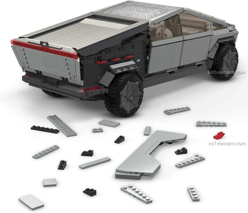 Các mảnh ghép của bộ đồ chơi Tesla Cybertruck Mega Bloks GWW84 được sắp xếp xung quanh mô hình