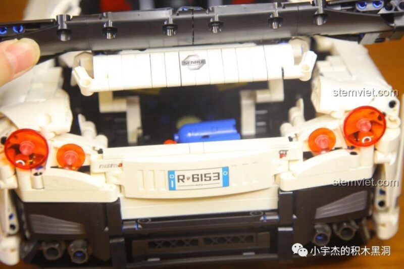Cốp sau của mô hình Nissan GTR CaDA 8882 mở ra, đồ chơi lắp ráp siêu xe GTR