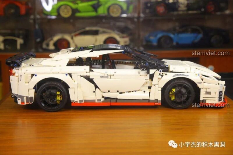 Cửa phụ của mô hình Nissan GTR CaDA 8882 có thể mở, đồ chơi mô hình xe đua GTR