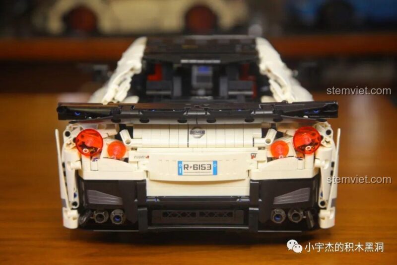 Chi tiết đèn hậu tròn đặc trưng của mô hình Nissan GTR CaDA 8882, đồ chơi mô hình xe đua GTR
