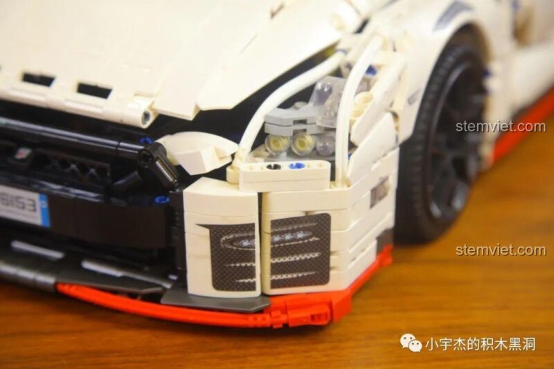 Chi tiết đèn pha phía trước của mô hình Nissan GTR CaDA 8882 sử dụng decal, đồ chơi lắp ráp siêu xe GTR