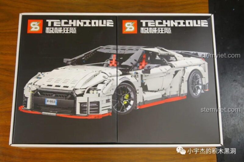 Hai hộp nhỏ bên trong bộ lắp ghép Nissan GTR CaDA 8882 với hình ảnh sản phẩm, đồ chơi lắp ráp siêu xe GTR