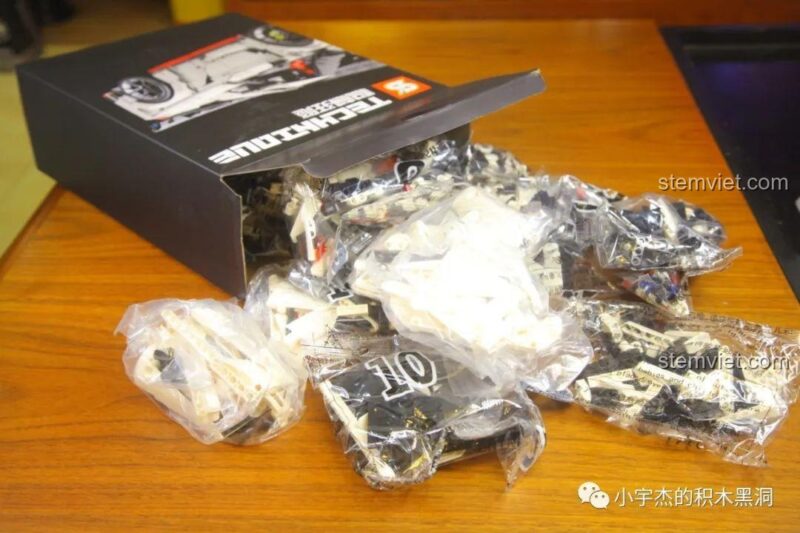 Hộp thứ hai của bộ lắp ghép Nissan GTR CaDA 8882 được mở ra, đồ chơi lắp ráp siêu xe GTR