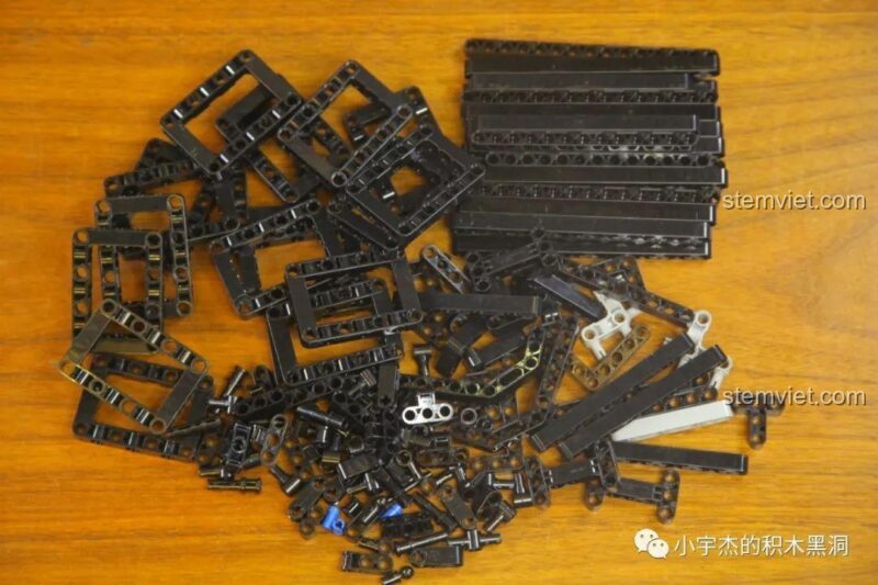 Nội dung túi mảnh ghép số 2, chủ yếu là các thanh kỹ thuật màu đen cho bộ lắp ghép Nissan GTR CaDA 8882, đồ chơi lắp ráp siêu xe GTR