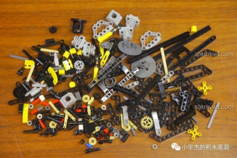 Nội dung túi mảnh ghép số 4 của bộ lắp ghép Nissan GTR CaDA 8882, bao gồm các chi tiết quan trọng, đồ chơi lắp ráp siêu xe GTR