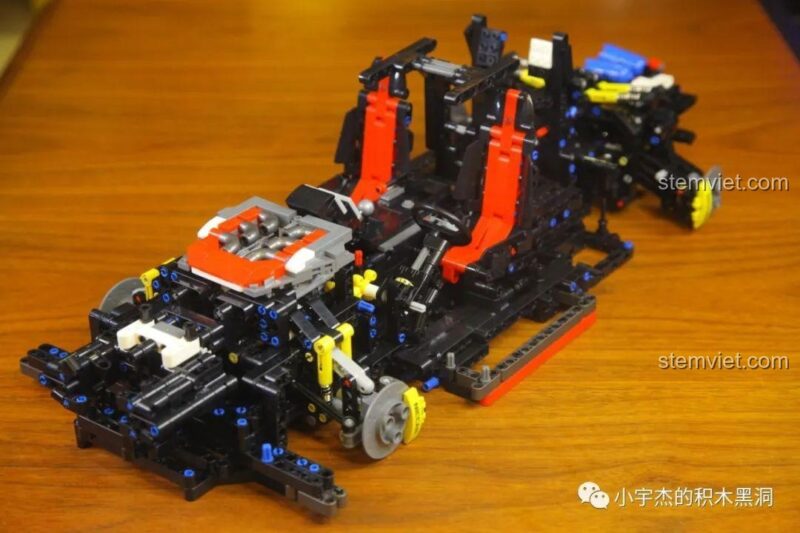 Các bộ phận từ hộp đầu tiên của bộ lắp ghép Nissan GTR CaDA 8882 đã được lắp ráp, tạo thành phần khung xe cơ bản, đồ chơi mô hình xe GTR