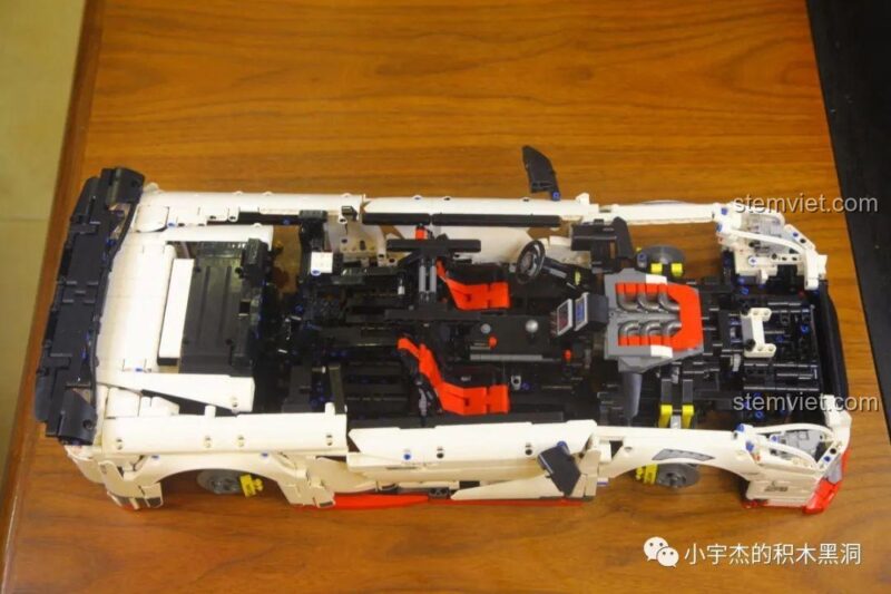 Mô hình Nissan GTR CaDA 8882 nhìn từ bên cạnh, phần thân xe đã gần hoàn thiện, đồ chơi lắp ráp siêu xe GTR