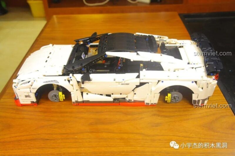 Mô hình Nissan GTR CaDA 8882 nhìn từ bên cạnh, thân xe đã hoàn thiện, đồ chơi mô hình xe đua GTR
