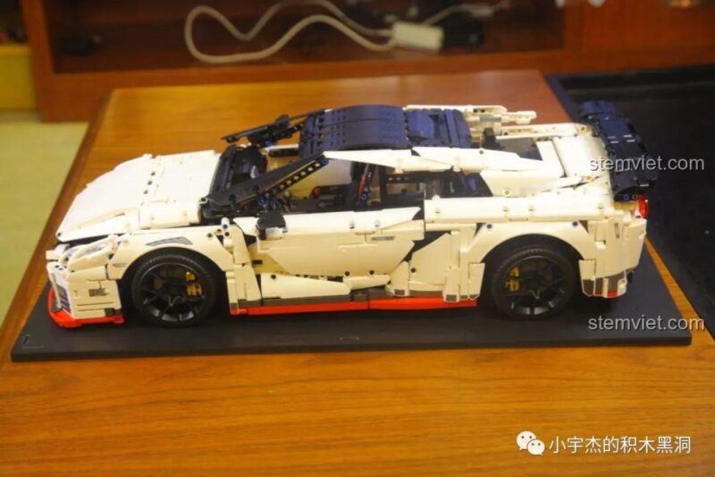 Mô hình Nissan GTR CaDA 8882 được đặt trong hộp trưng bày acrylic, đồ chơi lắp ráp siêu xe GTR